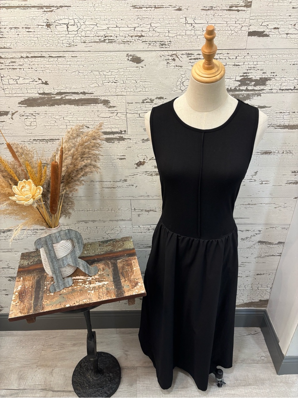 Pretty Garden Sleeveless Black A-Line Dress